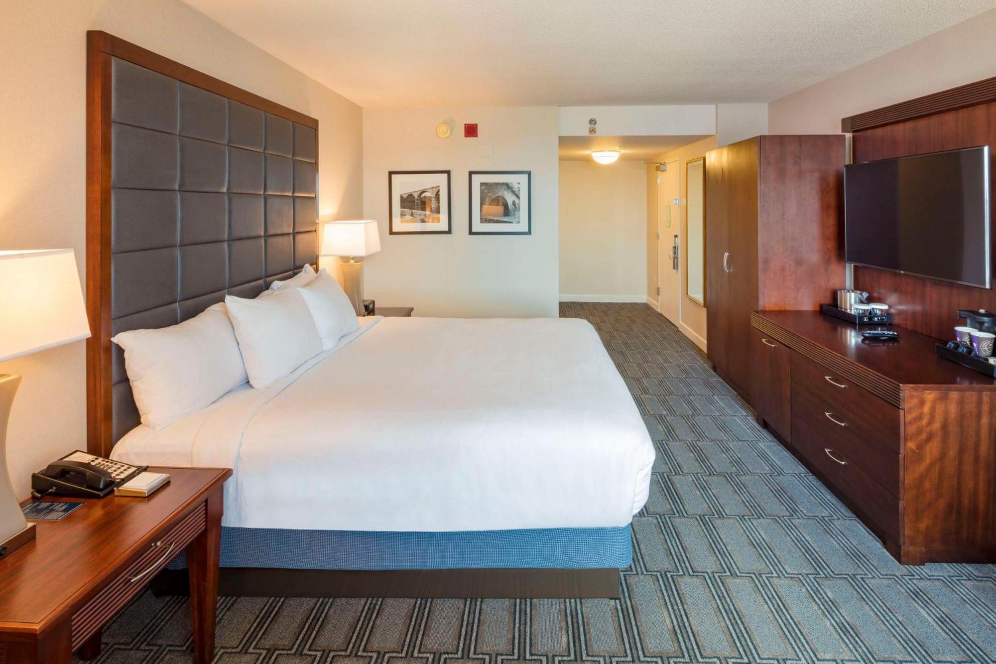 Отель Hilton Philadelphia At Penn'S Landing Экстерьер фото