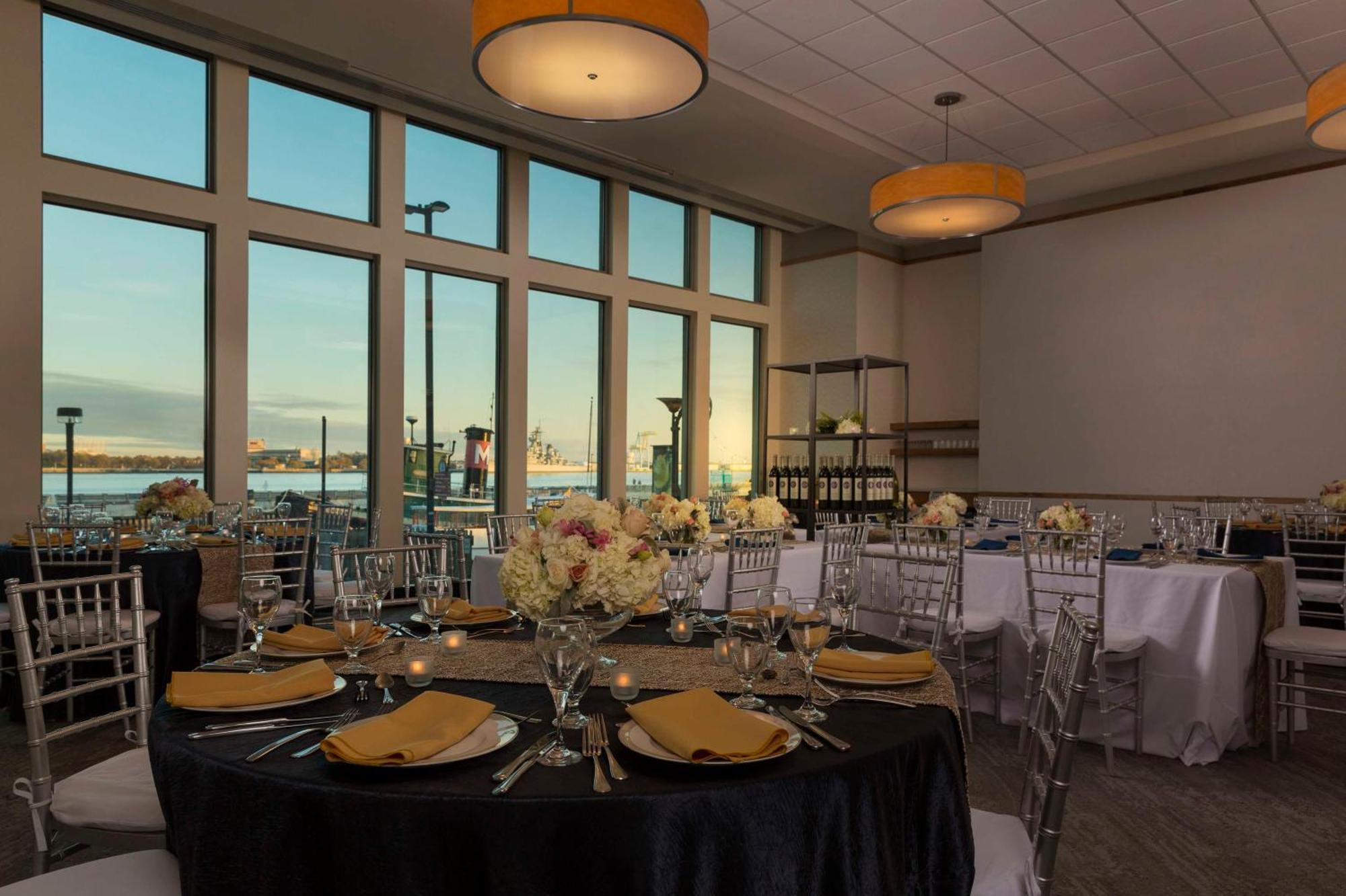 Отель Hilton Philadelphia At Penn'S Landing Экстерьер фото