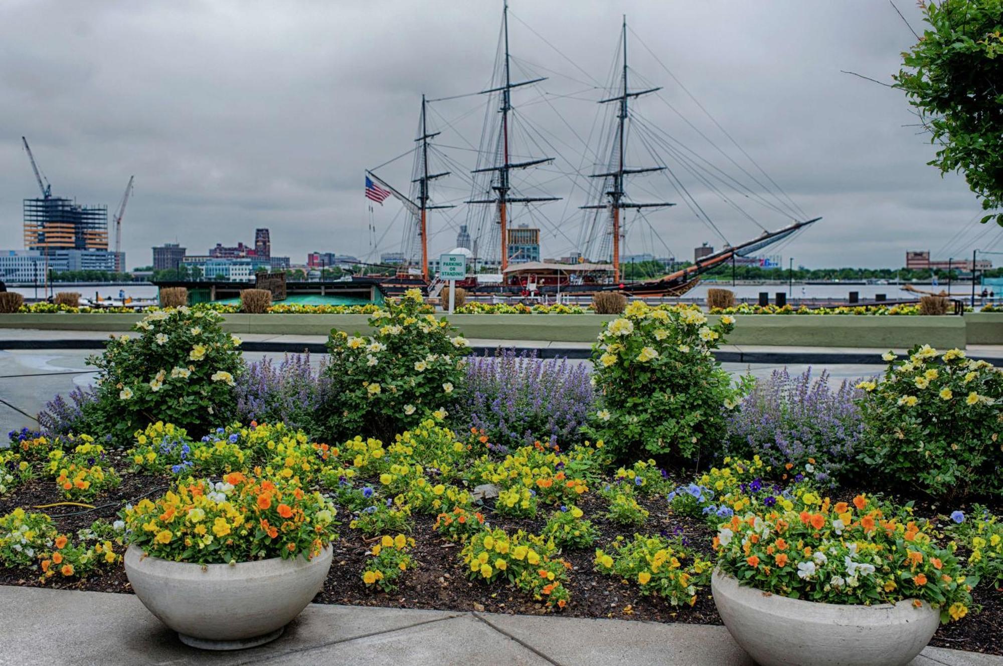 Отель Hilton Philadelphia At Penn'S Landing Экстерьер фото